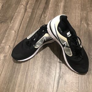 EUC- Nike vomero 8- black and white- 10.5